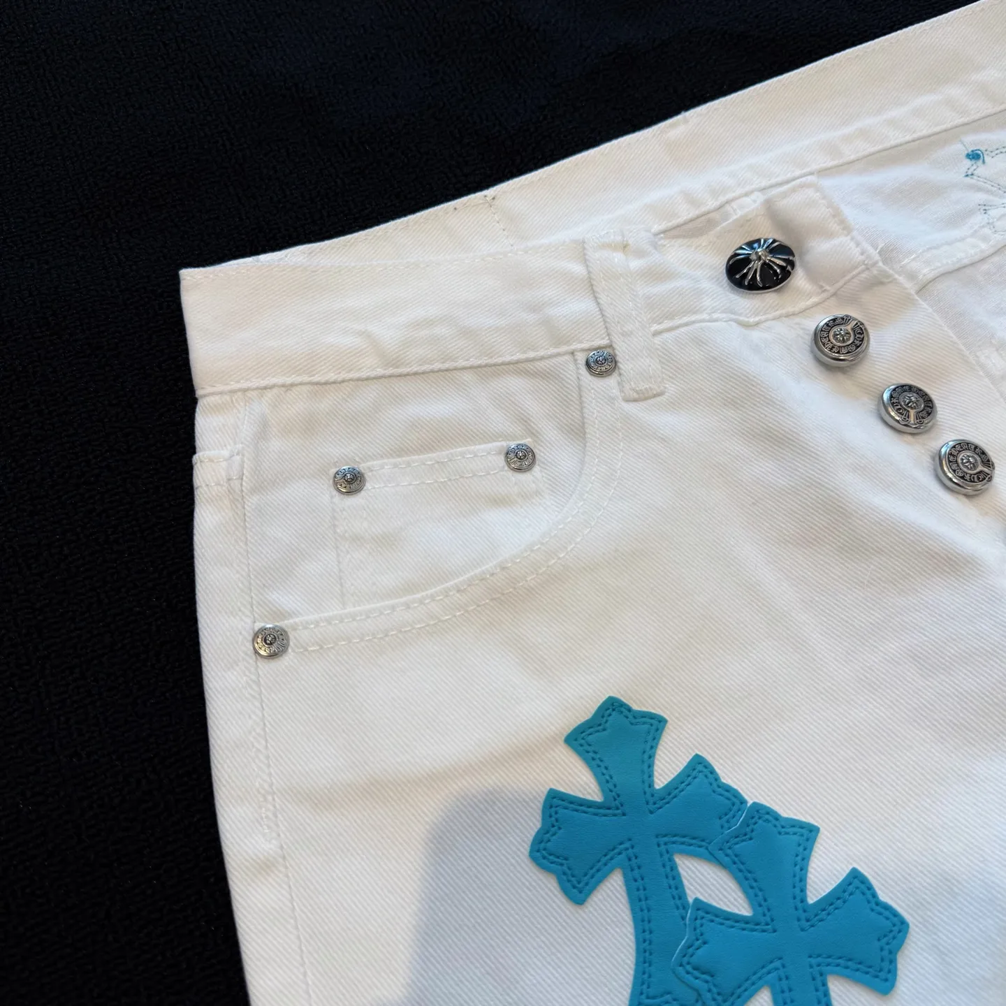 P230 Style number: D415 Chrome hearts CH grams new classic cross patch leather jeans Size: s-xl (28 30 32 34) Color: white pants green leather Size reference 28 pants length 100 waist circumference 72 30 pants length 101 waist circumference 76 32 pants length 103 waist circumference 80 34 pants length 104 waist circumference 84
